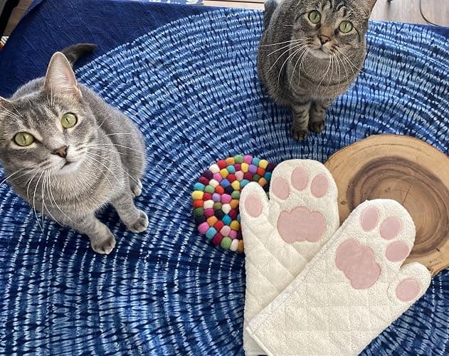 Cricket & Junebug Oven Mitts Cat Paws - White and Pink thumbnail 6