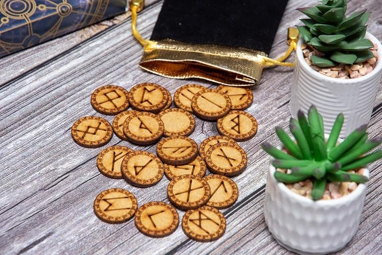 WICCSTAR Runes Stones set. Wooden Engraved 25 Pieces with 5 different layouts & Rune Meaning booklet thumbnail 5