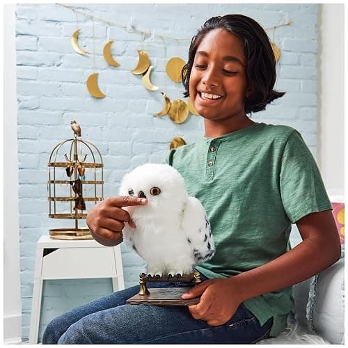 Wizarding World, Enchanting Hedwig Interactive Harry Potter Owl with Over 15 Sounds and Movements and Hogwarts Envelope, Kids Toys for Ages 5 and up thumbnail 12
