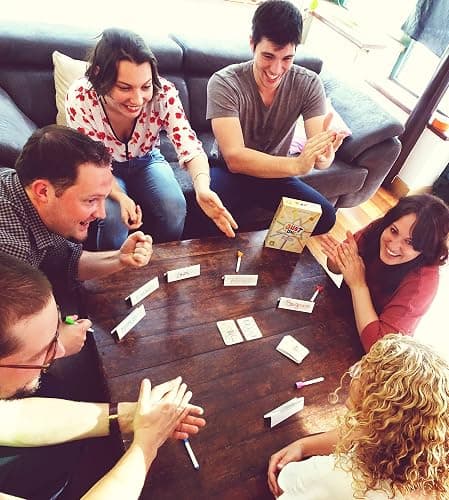 Asmodee - Just One - Jeu de Société Famille - Jeu d 'Ambiance Coopératif pour Enfants dès 8 Ans - Jeu de Cartes avec Mots à Deviner - 3 à 7 Joueurs - 20 Min - Version française - Repos Production thumbnail 8