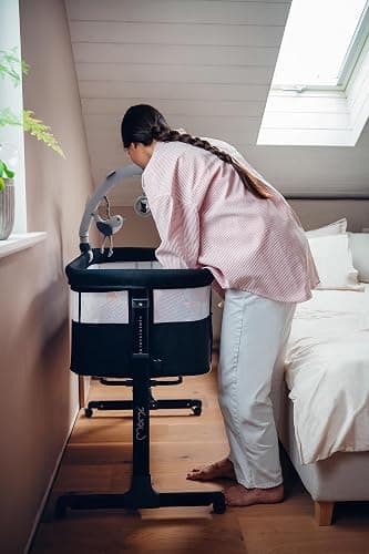 Momi REVO, lit bébé Multifonction, avec Hauteur réglable en 6 Positions de 72 à 82 cm, avec roulettes, Matelas Inclus, Sangles de Fixation, moustiquaire et Barre de Jouets thumbnail 14
