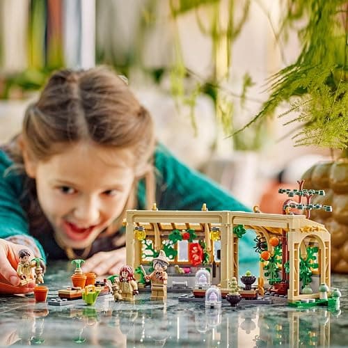 LEGO Harry Potter Le Château De Poudlard : Le Cours De Botanique - Jeu De Construction Modulaire - Minifigurines De Neville, Hermione & Prof. Chourave - 3 Mandragores - Cadeau Fille Dès 8 Ans 76445 thumbnail 2