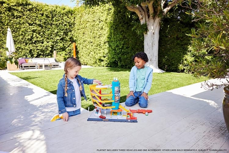 Matchbox Toy Vehicles & Playset, Transportation Center with 5 Levels, Kid& Car-Activated Features, Includes 1:64 Scale Taxi, Boat & Helicopter & Food Vendor Accessory thumbnail 2