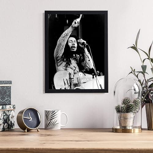 Bob Marley performing on stage Photo Print (8 x 10) thumbnail 2