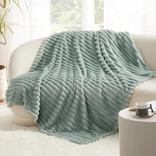 Bedsure Fleece Throw Blanket for Sofa - Fluffy Cosy Warm Blankets for Bed, Soft Cute Single Throw Gifts for Women and Girls, Sage Green, 130x170 cm thumbnail 6