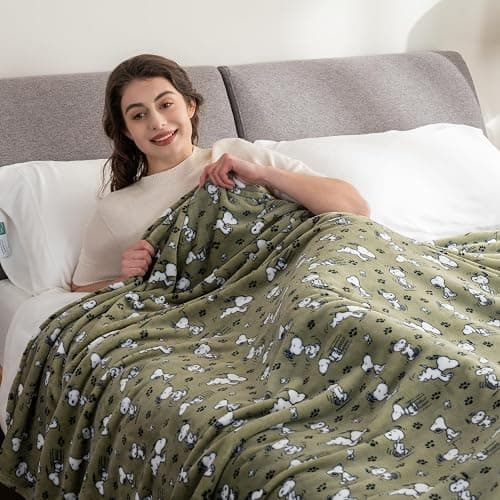 Berkshire Blanket Peanuts® VelvetLoft® Cute Character Snoopy Plush Blanket,Loden Green,Twin 60 in x 90 in (Official Peanuts® Product) thumbnail 4