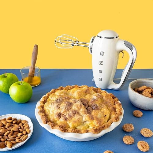 Smeg, Sbattitore Elettrico HMF01CREU, 9 Livelli di Velocità, Funzione Turbo, Sistema di Avvio Smooth Start, 4 Fruste, 2 Ganci Impastatori e Avvolgicavo in Dotazione, 250W, Crema thumbnail 2