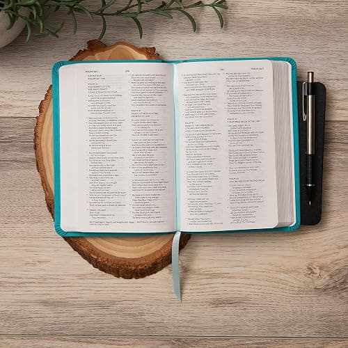 NKJV, Thinline Bible, Compact, Leathersoft, Blue, Red Letter, Comfort Print: Holy Bible, New King James Version thumbnail 5