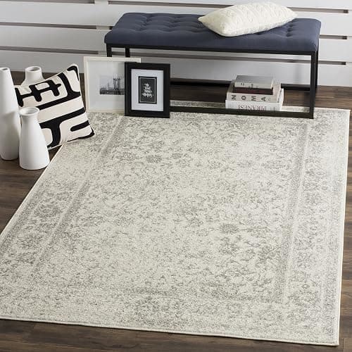 SAFAVIEH Distressed Teppich für Wohnzimmer, Esszimmer, Schlafzimmer - Adirondack Collection, Kurzer Flor, Elfenbein und Silber, 155 X 229 cm - Image 1