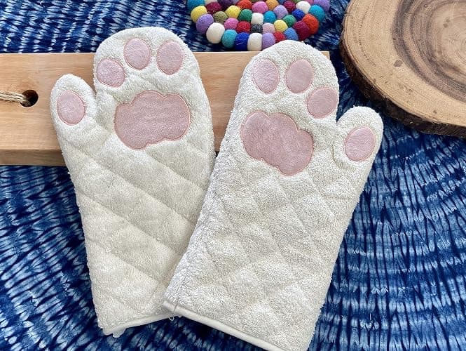 Cricket & Junebug Oven Mitts Cat Paws - White and Pink thumbnail 2