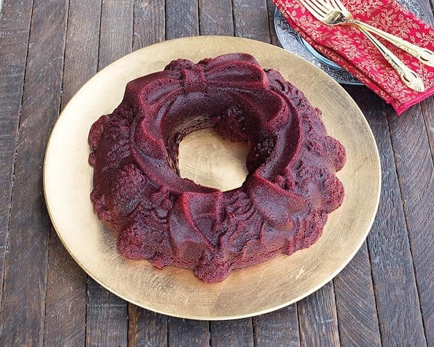 Nordic Ware Platinum Holiday Wreath Bundt Pan thumbnail 2