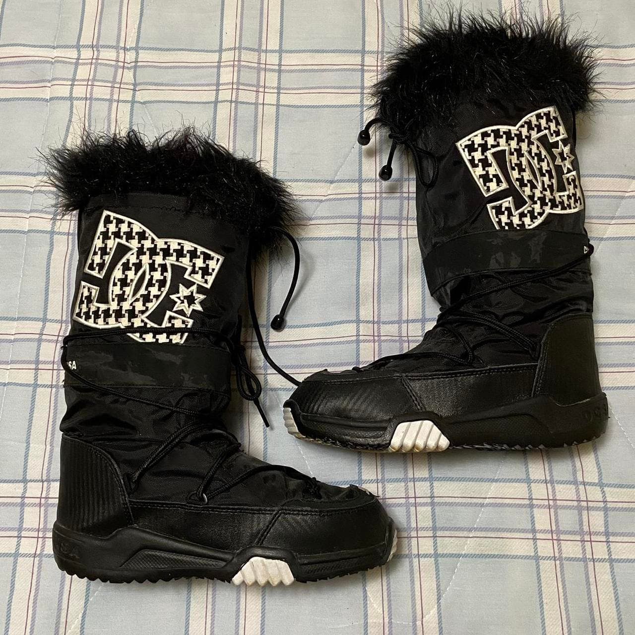 RARE DC CHALET 2.0 BLACK AND WHITE SNOW BOOTS FUR... - Image 1