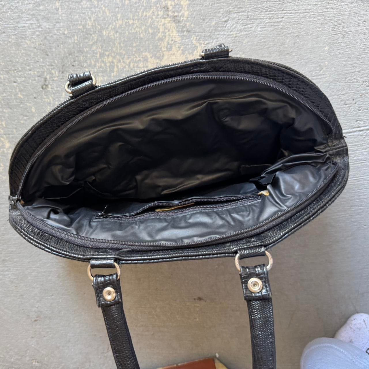 Black and white leather shoulder bag with a touch of... thumbnail 3