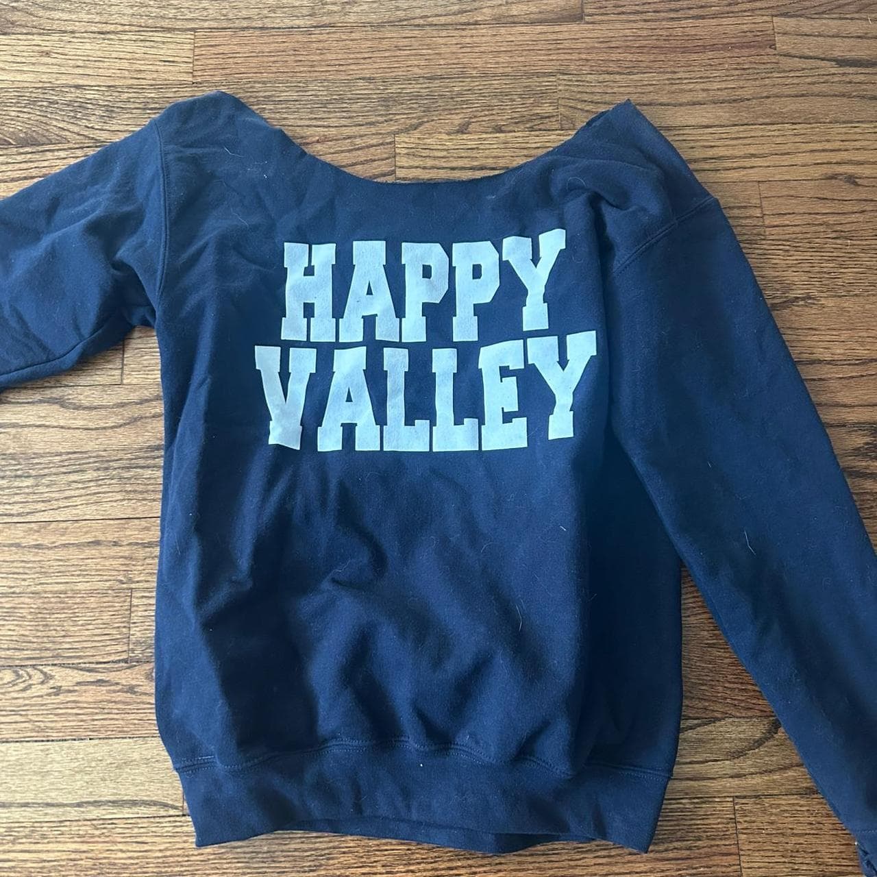 PENN STATE HAPPY VALLEY CREWNECK CUT OFF SHOULDER🏄🏼‍♀️
-... - Image 1
