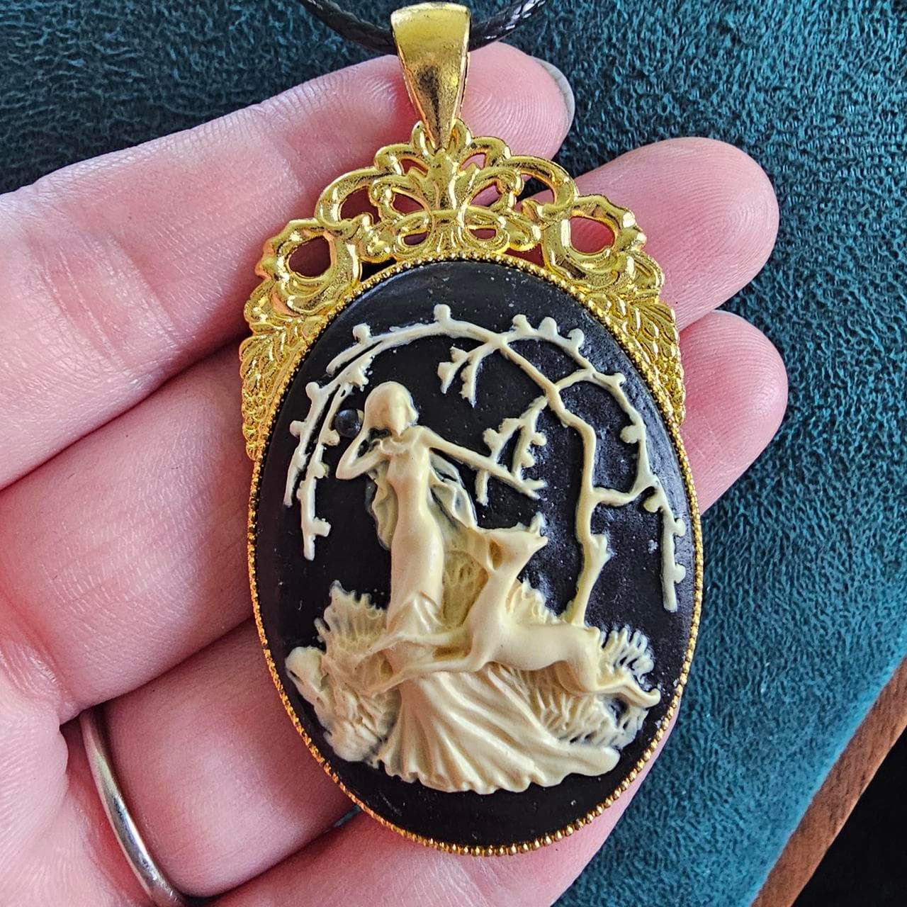 Beautiful gold tone vintage new old stock cameo... thumbnail 2
