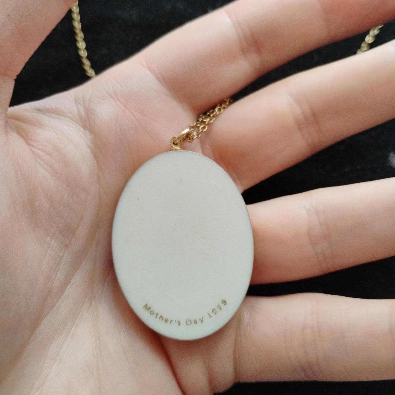 A unique gold toned Vintage 1979 Mother's Day Cameo... thumbnail 3