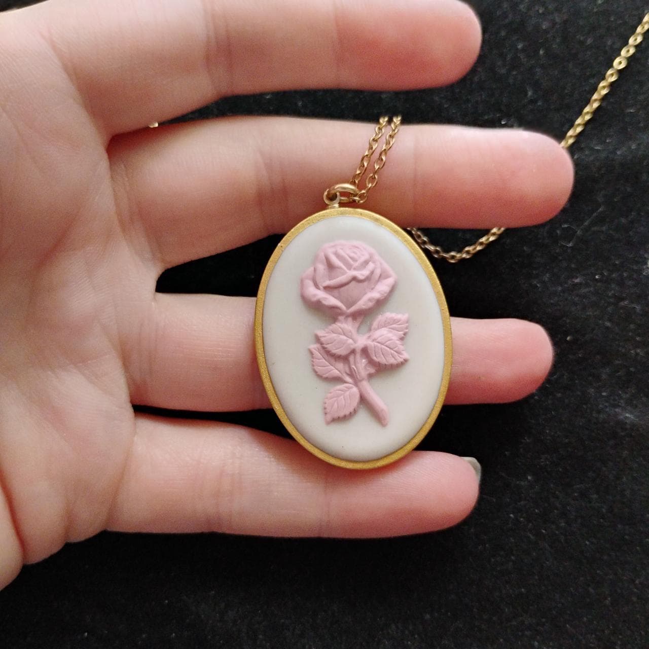 A unique gold toned Vintage 1979 Mother's Day Cameo... thumbnail 2