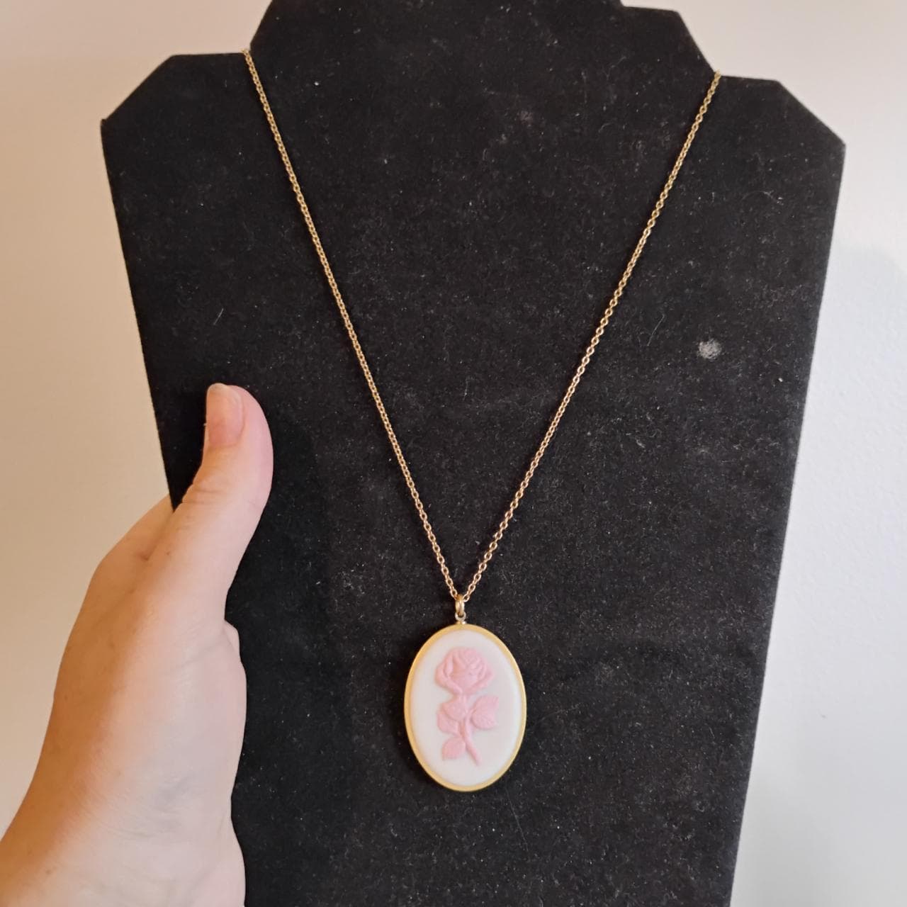 A unique gold toned Vintage 1979 Mother's Day Cameo... - Image 1