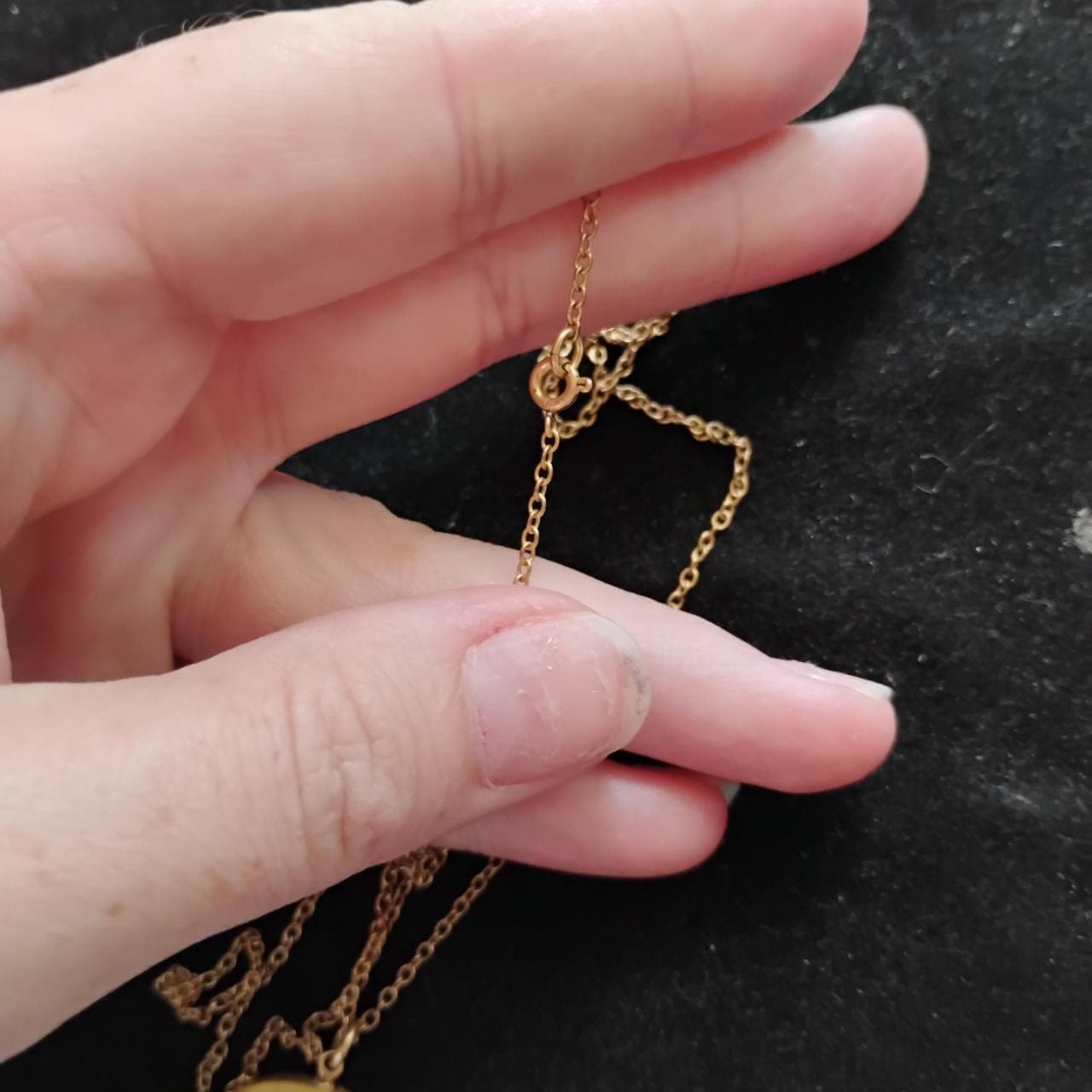 A unique gold toned Vintage 1979 Mother's Day Cameo... thumbnail 4