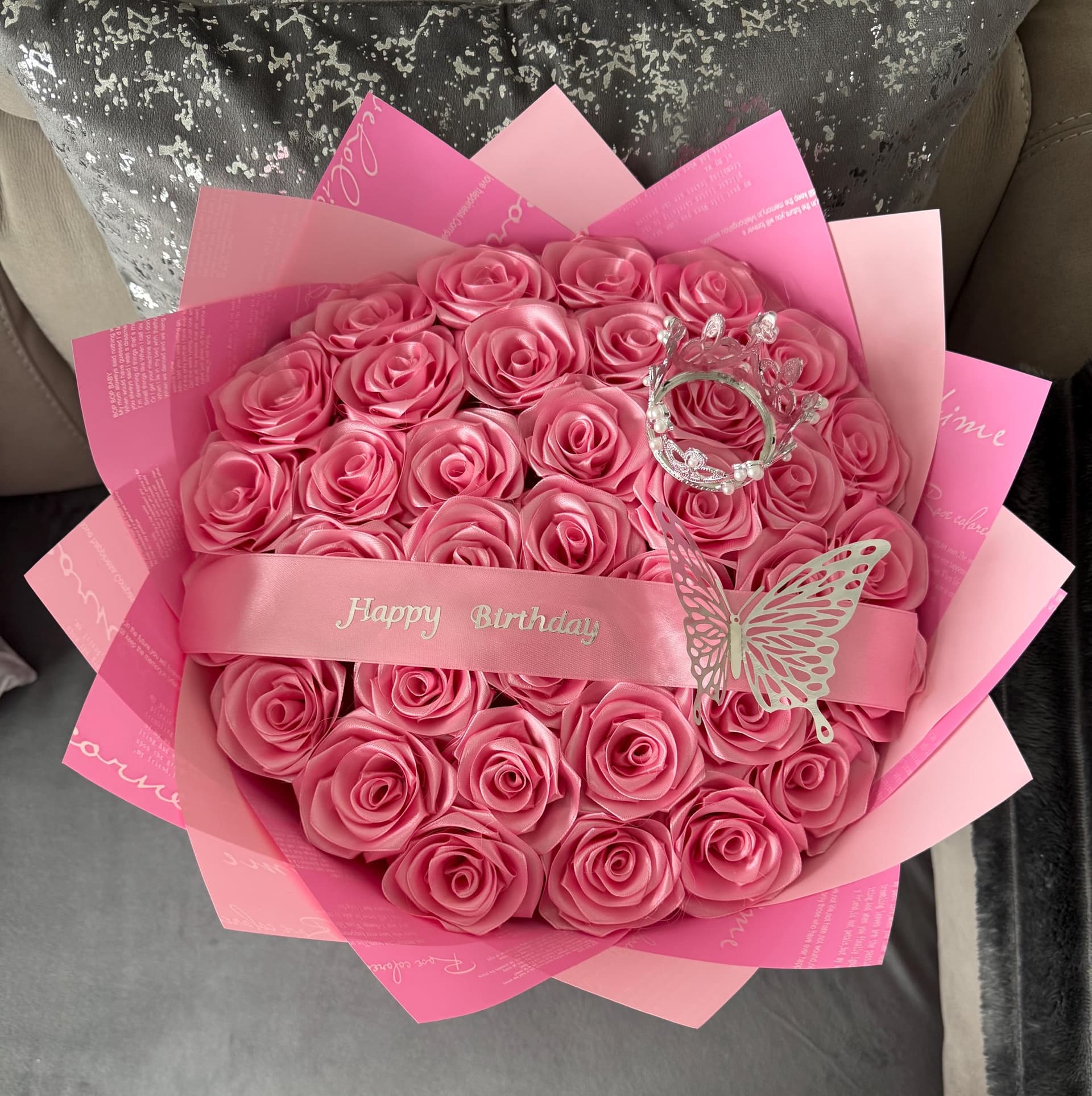 Ewiger Rosenstrauß - rosa mit geschriebener Verpackung - Herzlichen Glückwunsch zum Geburtstag - Image 1
