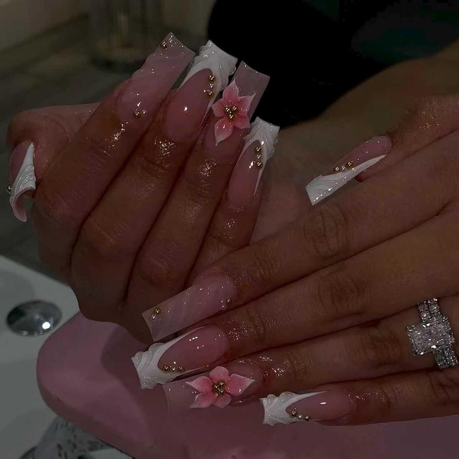 24 PCS French Flower Press-on False Nails Pearl Medium Wearable Fake Nails Gifts for Women and Girls (No.78) - Image 1