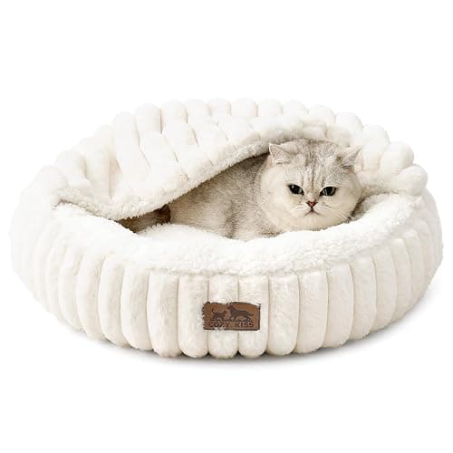 COZY KISS Katzenbett mit Decke 50x50x15cm - Flauschige Kleine Katzenhöhle - Kissen, Runde kleine Hundebett mit Rutschfester Unterseite, Katzensofa mit Kopfstütze aus Kunstfell, Waschbares, Creme - Image 1