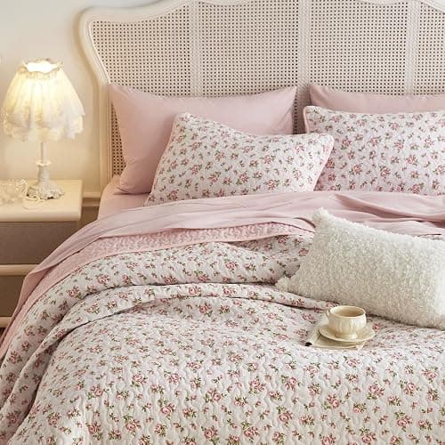 Wake In Cloud - Floral Quilt Set, Coquette Cottagecore Shabby Chic Flower Pattern for Women Teen Girls, Reversible Lightweight Bedspread Coverlet, 3 Pieces, Pink, Queen/Full Size - Image 1