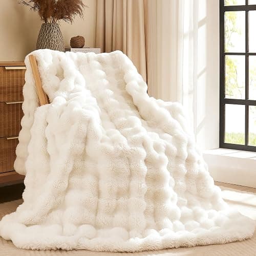 L'AGRATY Kunstkaninchenfell-Decke: 200x220cm Luxuriöse, weiche, Flauschige, Dicke Fellwurfdecke für Couch, Bett, Sofa - Gemütliche, plüschige Blasendecken mit Warmer Flanell-Fleece (Cremeweiß) - Image 1